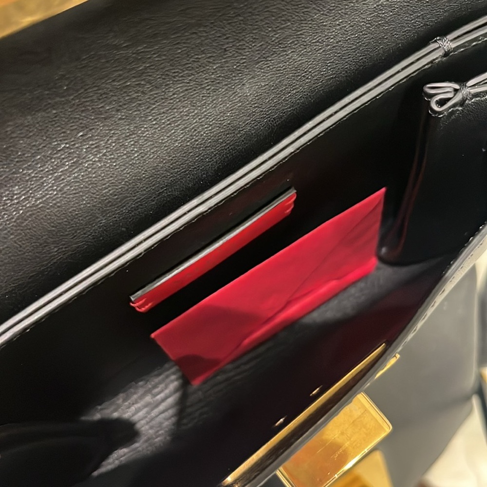 ✨SOLD✨Valentino Garavani Vring leather crossbody bag - Picture 8 of 11